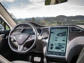 Přístrojová deska elektromobilu Model S