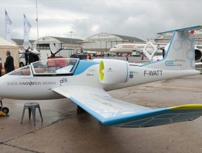 Elektrické letadlo EADS E-Fan při své veřejné premiéře na leteckých dnech v Paříži