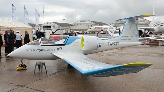 Elektrické letadlo EADS E-Fan při své veřejné premiéře na leteckých dnech v Paříži