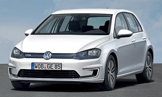 auto elektromobil Volkswagen e-Golf bezdrátové dobíjení