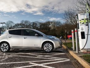 auto elektromobil Nissan Leaf u rychlodobíjecí stanice v Británii