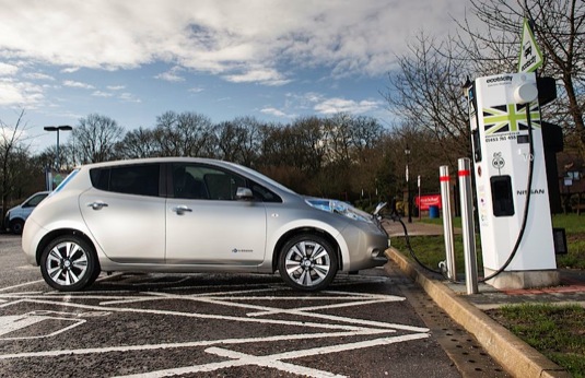 auto elektromobil Nissan Leaf u rychlodobíjecí stanice v Británii