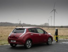 auto elektromobil Nissan Leaf v Británii větrné elektrárny dobíjecí stanice