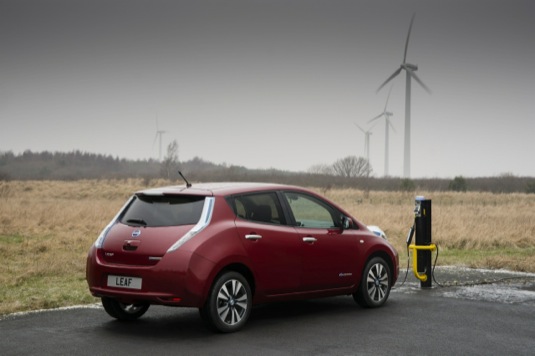 auto elektromobil Nissan Leaf v Británii větrné elektrárny dobíjecí stanice