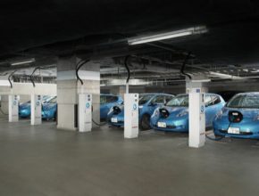 auto elektromobily Nissan Leaf v podzemní garáži u dobíjecích stanic