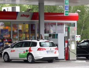 auto na plyn Volkswagen Passat na CNG u plnící stanice na stlačený zemní plyn Benzina E.ON