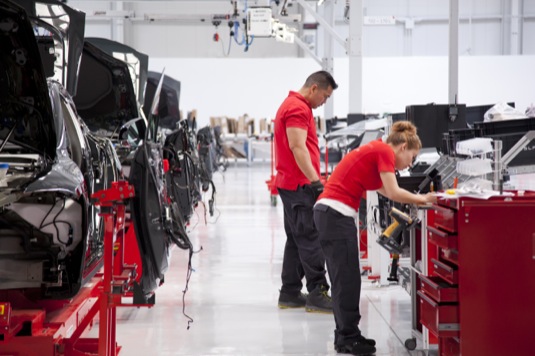 auto Tesla Motors továrna ve Fremontu výroba elektromobilů elektrických aut