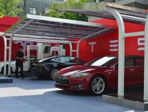 auto Tesla rychlodobíjecí solární stanice Supercharger