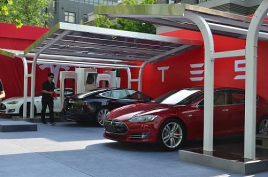 auto Tesla rychlodobíjecí solární stanice Supercharger