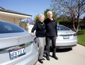 auto Briscos nejstarší senioři majitelé elektromobilů Tesla Model S