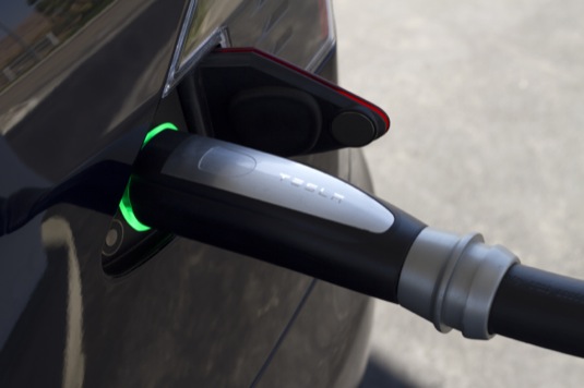 auto Tesla Model S elektromobil Supercharger konektor