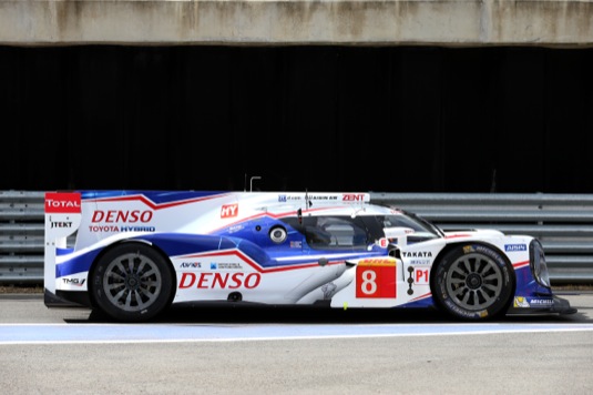 auto závodní hybridní vůz Toyota TS 040