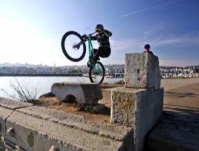 auto video reklama plug-in hybrid Ford C-MAX Energi parkour BMX freestyle