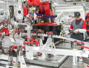 auto výroba elektromobilů tesla model s v továrně ve fremontu kalifornie USA