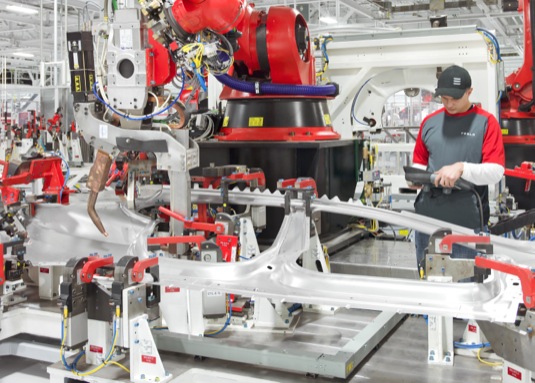 auto výroba elektromobilů tesla model s v továrně ve fremontu kalifornie USA