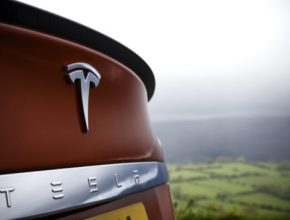 Tesla Model S v Británii