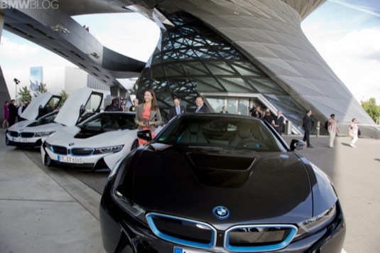 auto BMW i8 plug-in hybrid předání klíčků v Mnichově, Německo
