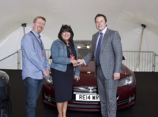 auto E.L. James Tesla Model S Elon Musk předávání elektromobilu pravostranné řízení Británie
