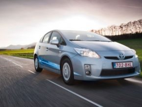 auto Toyota Prius plug-in hybrid auto na elektřinu do zásuvky
