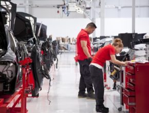 auto výroba elektromobilů tesla model s v továrně tesla motors ve fremontu kalifornie