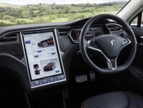 auto Tesla Model S elektromobil pravostranné řízení Wales