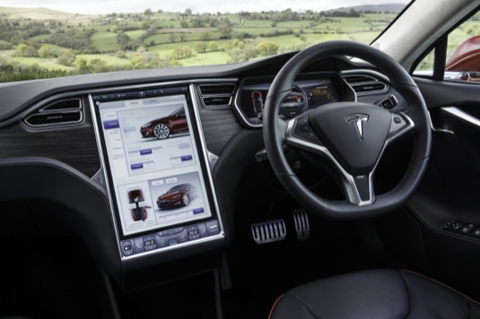 auto Tesla Model S elektromobil pravostranné řízení Wales