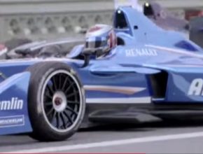 auto video elektrické formule E v centru Londýna