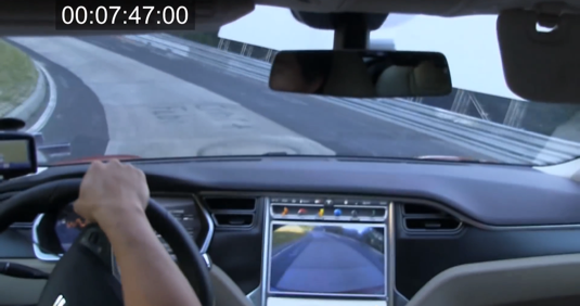 auto elektromobil tesla model s na závodním okruhu nurburgring nordschilefe
