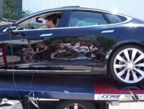 auto elektromobil Tesla Model S na siloměru dynamometru