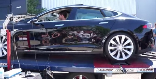 auto elektromobil Tesla Model S na siloměru dynamometru