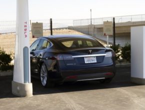 auto elektromobil Tesla Motors u rychlodobíjecí stanice Tesla Supercharger