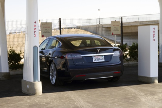 auto elektromobil Tesla Motors u rychlodobíjecí stanice Tesla Supercharger