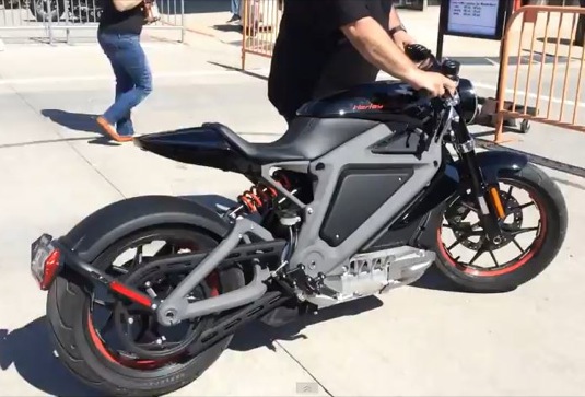 Elektromotorka Harley-Davidson LiveWire byla poprvé k vidění naživo před muzeem Harley-Davidson v domovském Milwaukee (Wisconsin)