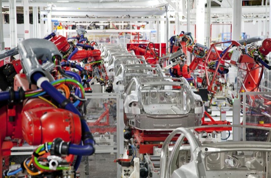 auto roboti vyrábějí elektromobily Tesla Model S v továrně ve Fremontu, Kalifornie