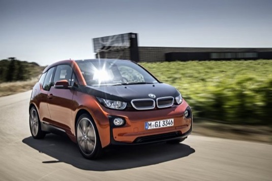 auto elektromobil BMW i3 nová reklama auto roku v Británii