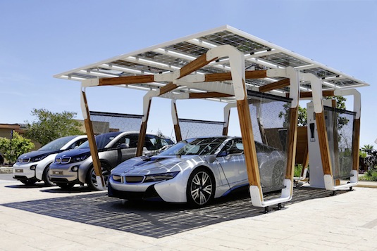Solární dobíjecí parkovací místo od BMW. Dokonalý doplněk pro vaše nové elektrické auto stejné značky
