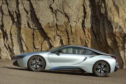 auto BMW i8 plug-in hybrid auto Bridgestone pneumatiky