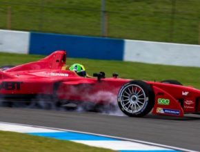 Jezdci i stroje Formule E už se na závodní dráze v britském Donington Park pilně připravují na první závod v Pekingu