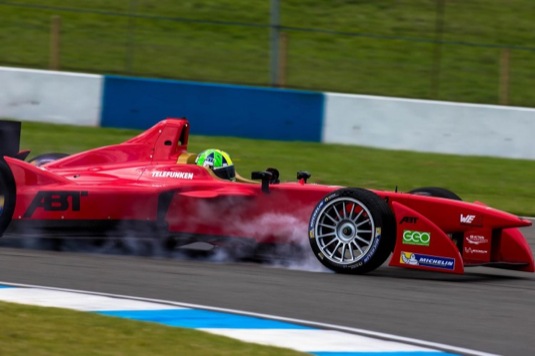 Jezdci i stroje Formule E už se na závodní dráze v britském Donington Park pilně připravují na první závod v Pekingu