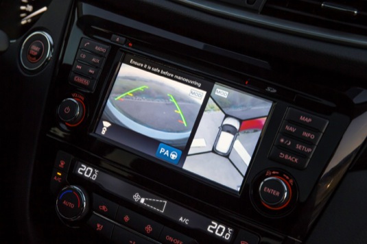 auto Nissan Safety Shield bezpečnostní systém displej