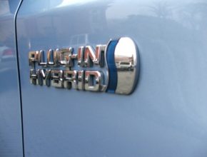 auto Toyota Prius plug-in hybrid emblém logo