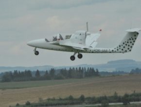 Včera se uskutečnil první let českého elektricky poháněného letounu VUT 051 RAY