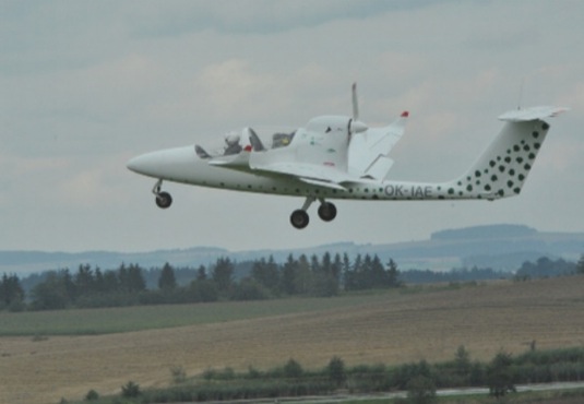 Včera se uskutečnil první let českého elektricky poháněného letounu VUT 051 RAY