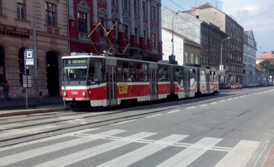 auto brno-tramvaj-prechod-pro-chodce-ulice-silnice-domy-doprava