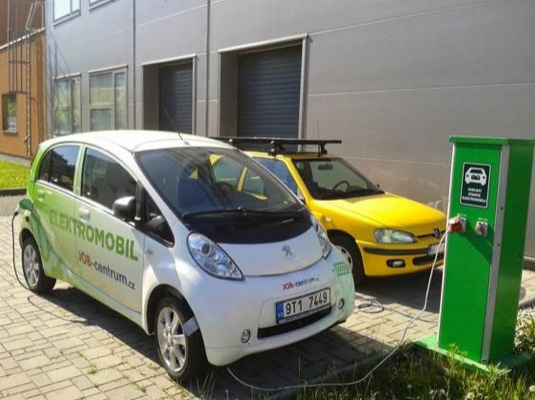 Dobíjení elektromobilu Peugeot iOn u dobíjecí stanice v Ostravě