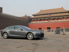 auto elektromobil tesla model s v Číně