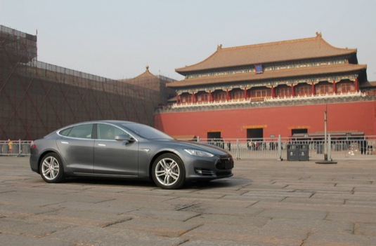 auto elektromobil tesla model s v Číně