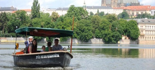 auto přívoz Praha Vltava vodní tramvaj