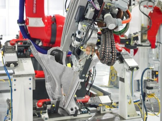 auto Tesla Motors továrna ve Fremontu Kalifornie USA výroba elektromobilu Tesla Model S robot