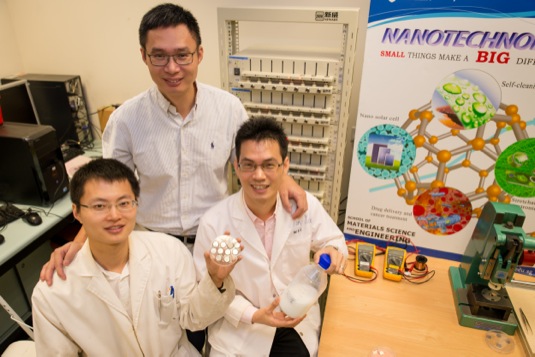 Docent Chen Xiaodong, spoluvýzkumník Tang Yuxin a doktorand Deng Jiyang, kteří se podíleli na vývoji nové gelové anody z oxidu titaničitého. Výzkumný projekt trval tři roky a financovala jej Národní výzkumná nadace premiéra Singapuru.